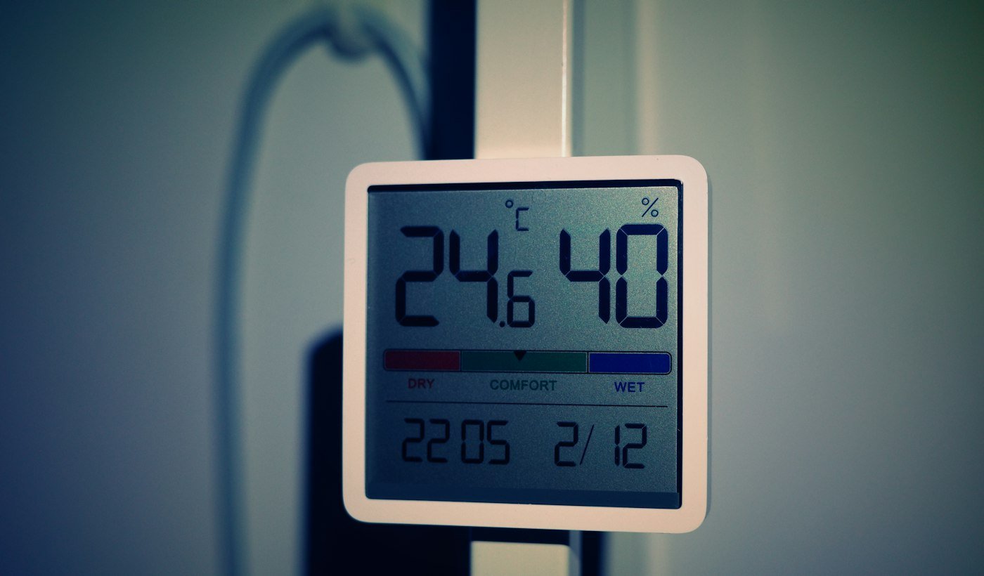 Termo-higrômetro digital mostrando temperatura e umidade do ar