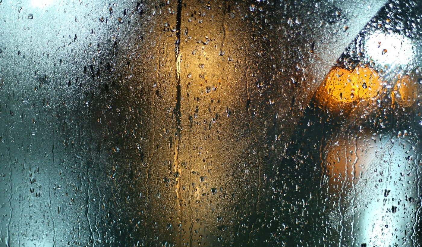 Vidro de janela coberto de gotas de condensação