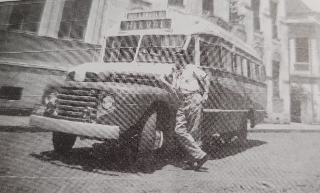 Segundo ônibus da Empresa Wendling, um Ford com carroceria de madeira e letreiro São Leopoldo e Herval